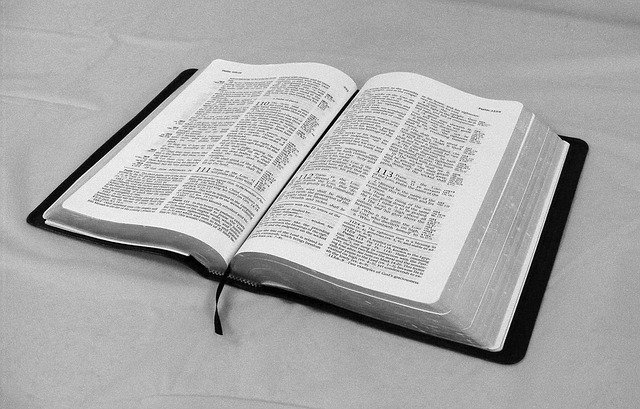 otevřená kniha - Bible