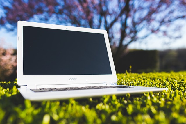 laptop na trávě