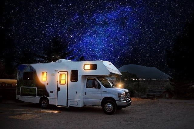 karavan v noci