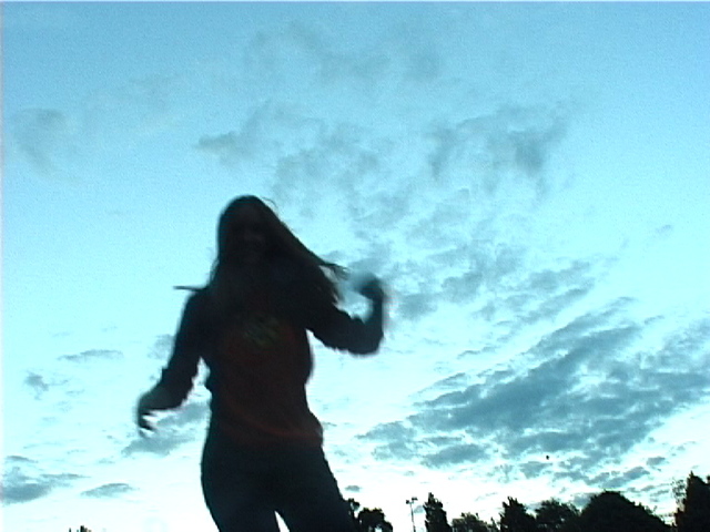 dívka skákající na trampolíně.jpg