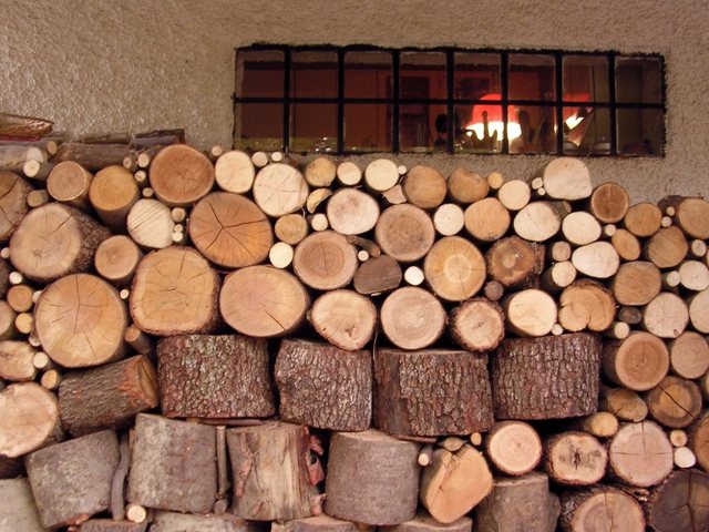 dřevo na vytápění domu